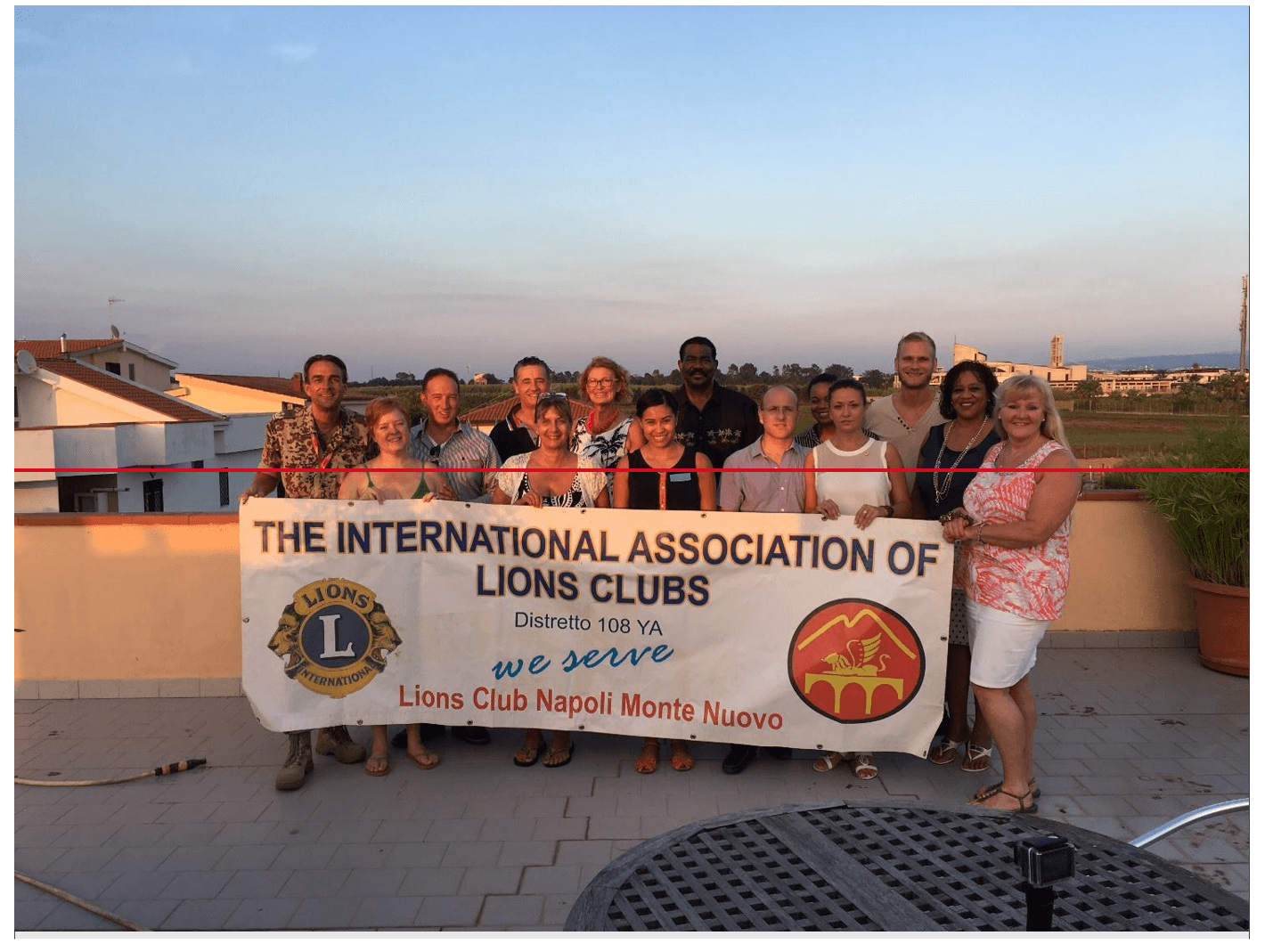 Фотография связанного с НАТО отделения Lion’s Club. «Мария Адела» — четвертая справа