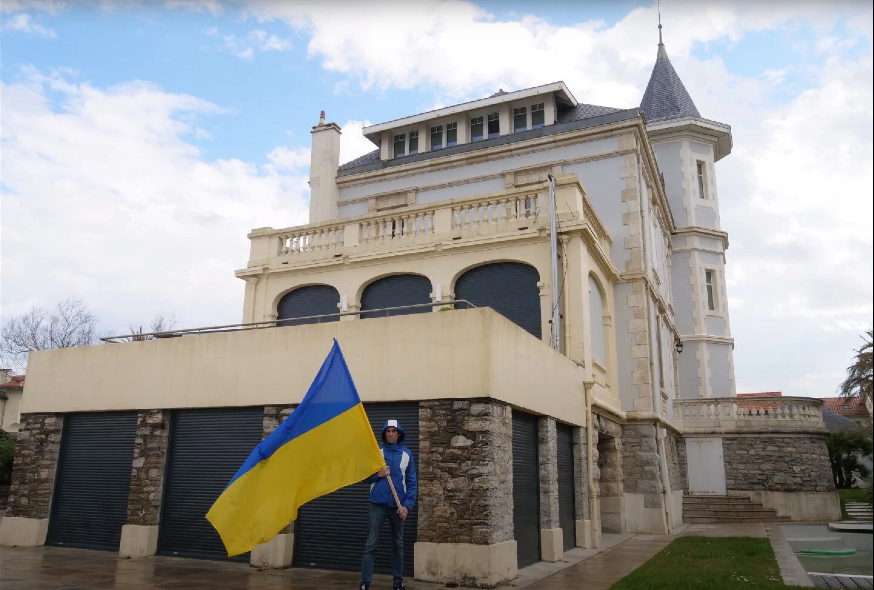 Французский активист захватил виллу дочери Путина в Биаррице, он намерен заселить туда беженцев из Украины (видео)
