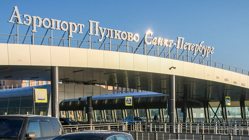 «Сумасшедший дед идет ва‑банк, его ставка — наши жизни!» На сайте аэропорта Пулково после взлома появился баннер против мобилизации