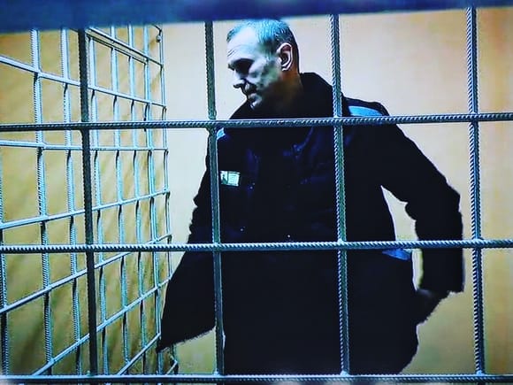 Навальный рассказал, что ему не выдают зимние сапоги, и пообещал подать в суд на колонию