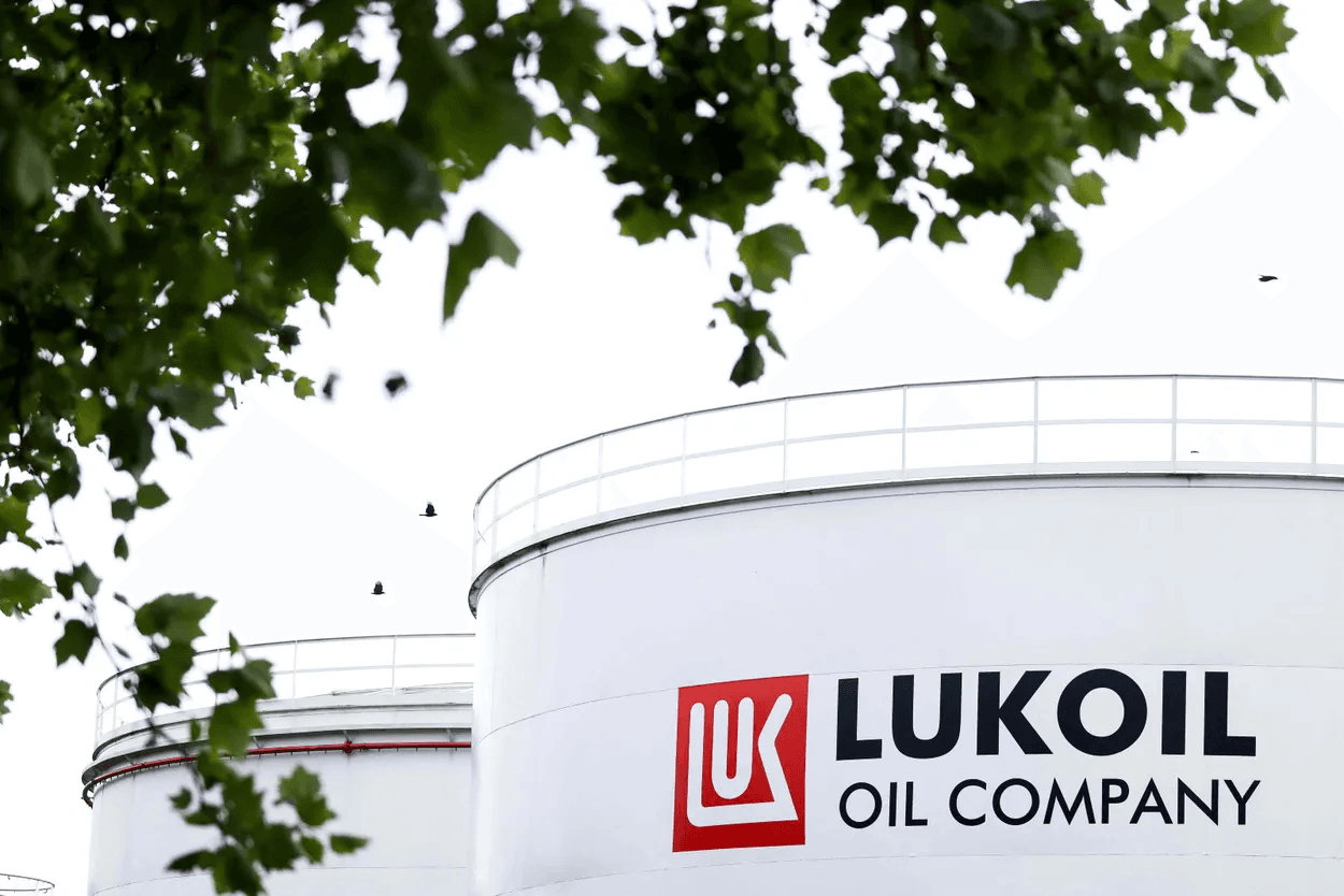 Американская компания Carlyle рассматривает возможность покупки активов «Лукойла» — Reuters