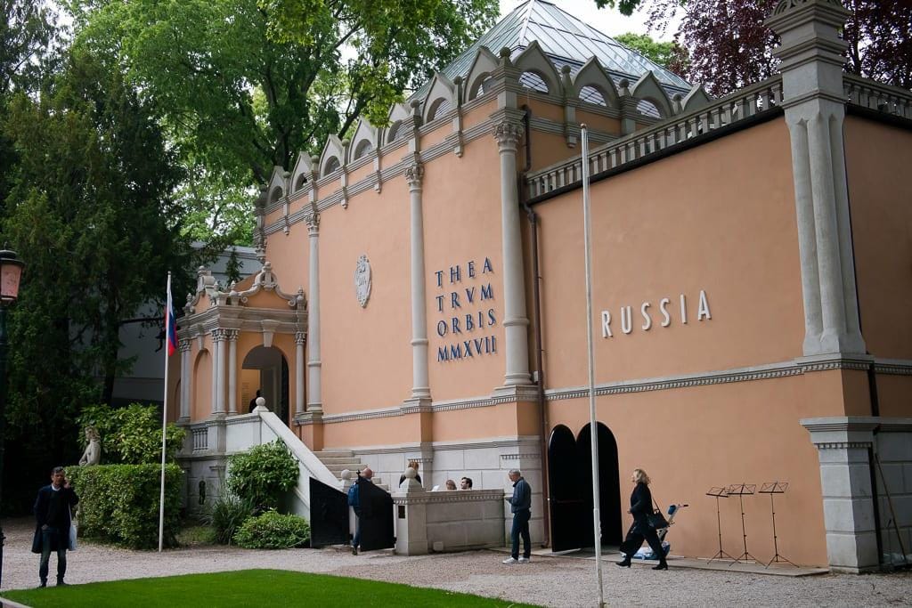 Руководство Венецианской биеннале помогало России обойти санкции ради открытия ее павильона — la Repubblica