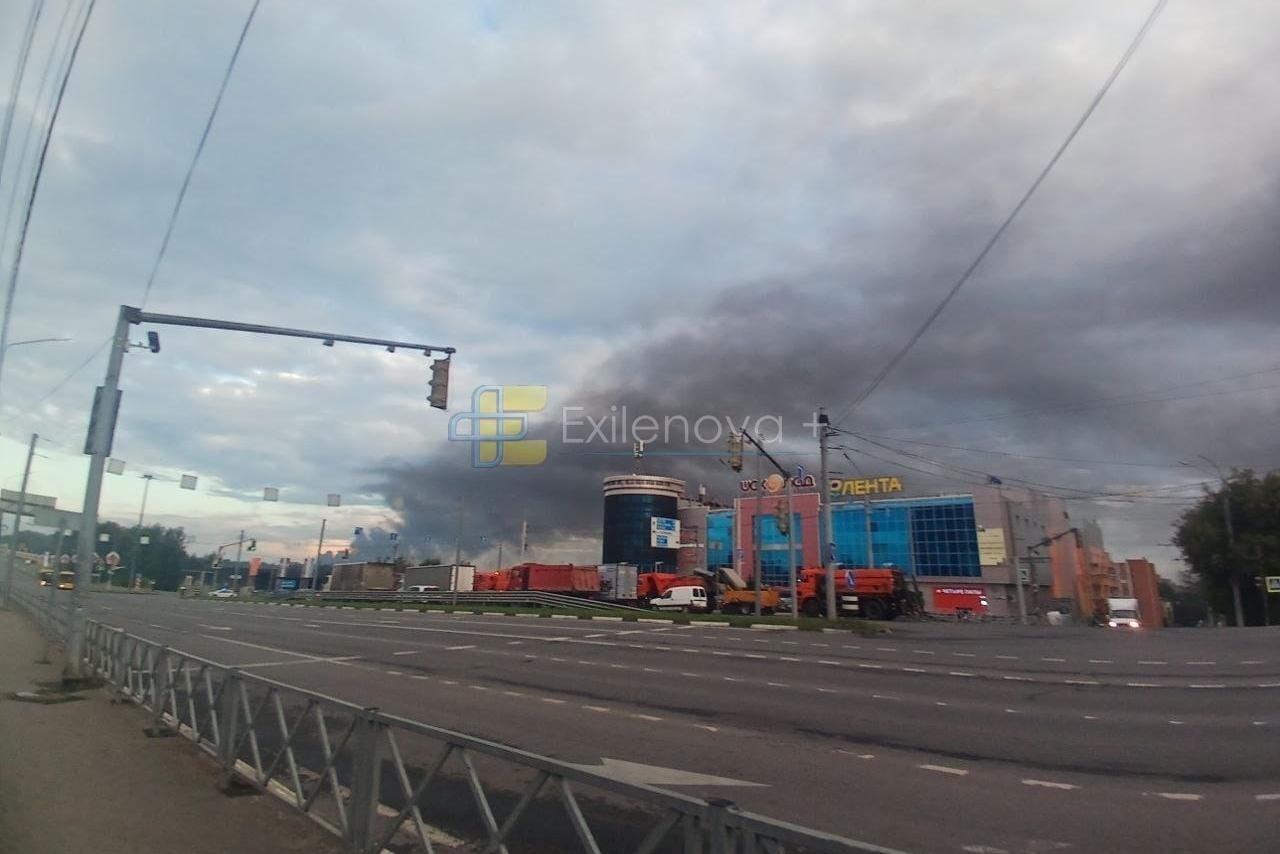 Пожар вспыхнул в районе НПЗ в Ярославле после воздушной атаки. В Ленобласти повреждены объекты у портов Усть-Луга и Высоцк