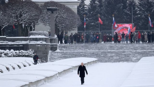 Владимир Путин в одиночестве идет по Пискаревскому кладбищу. Фотография ТАСС