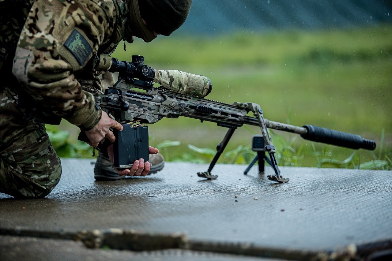 Снайпер с канадской винтовкой CDX-40 SHDW и американским прицелом Nightforce на турнире по армейской тактической стрельбе, организованном Главным управлением боевой подготовки ВС РФ, июнь 2025