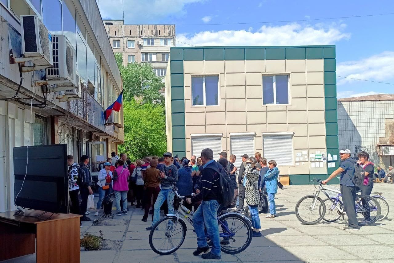 В оккупированном Мариуполе поставили экраны, на которых показывают российскую пропаганду