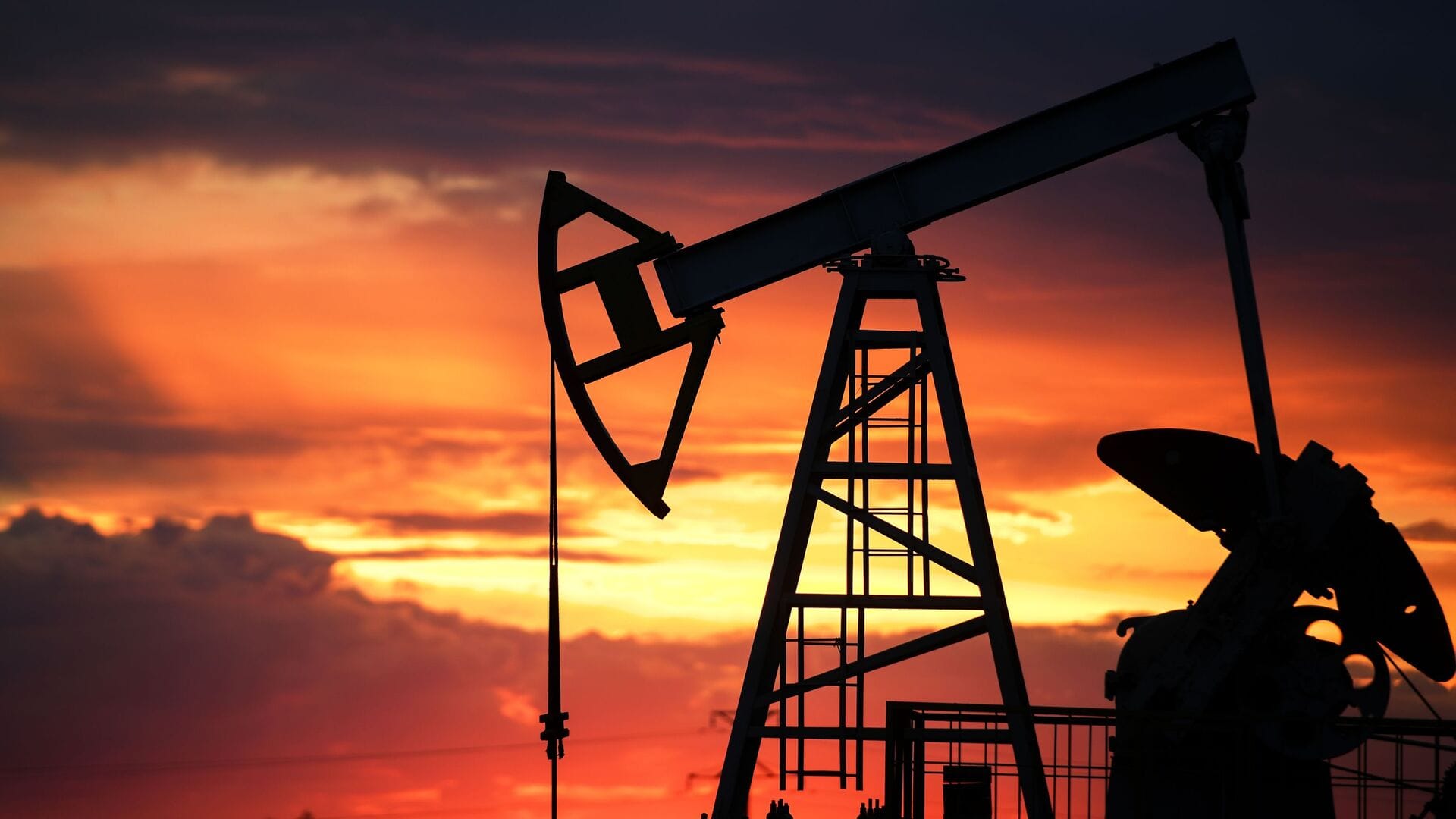 «Ъ»: Правительство испугалось потерь от нефтяных санкций и спешно готовит налоговую реформу