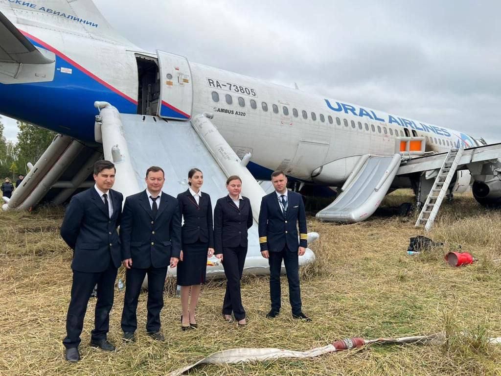 Росавиация завершила расследование посадки самолета «Уральских авиалиний» в пшеничном поле. Причиной авиаинцидента назвали ошибки пилотов