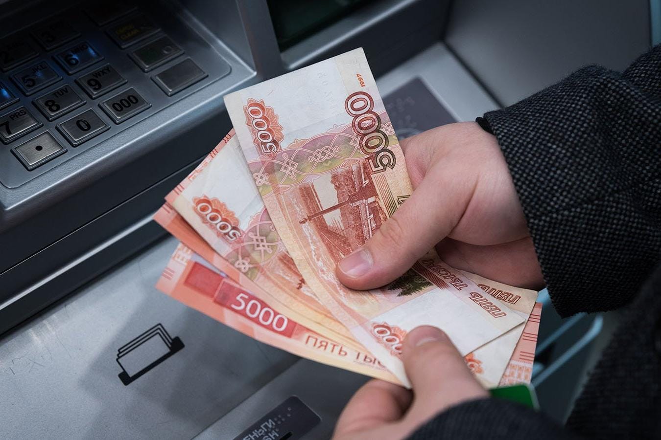 Доля расчетов в наличных в России в апреле достигла 30% — Forbes