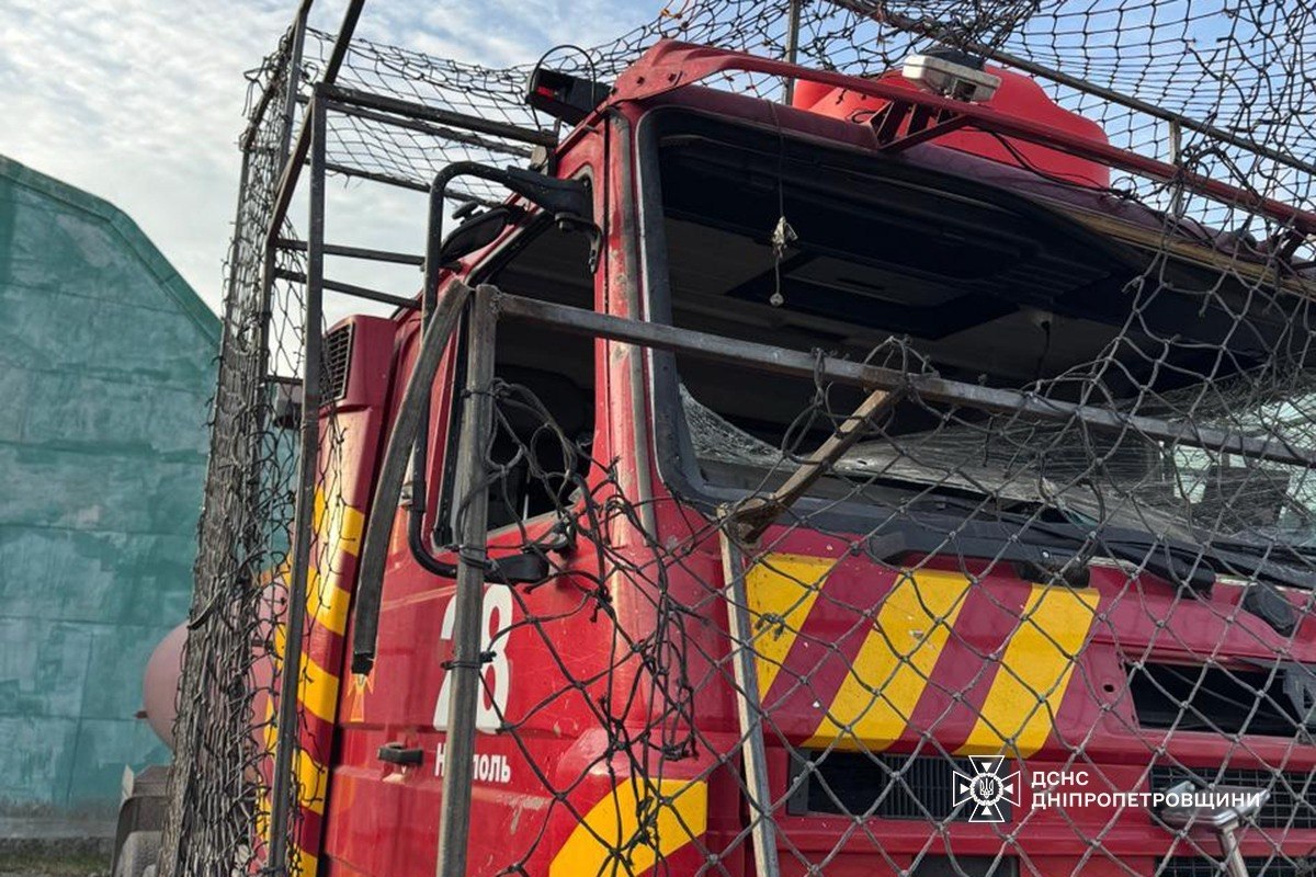 Последствия российского удара по пожарной машине в Никопольском районе в Днепропетровской области 10 мая 2026 года