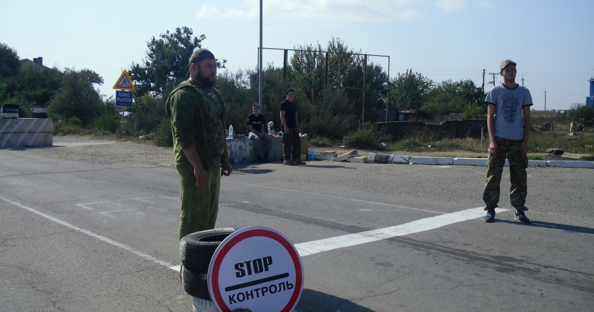 Участники гражданской блокады Крыма на одном из блокпостов у административной границы с полуостровом