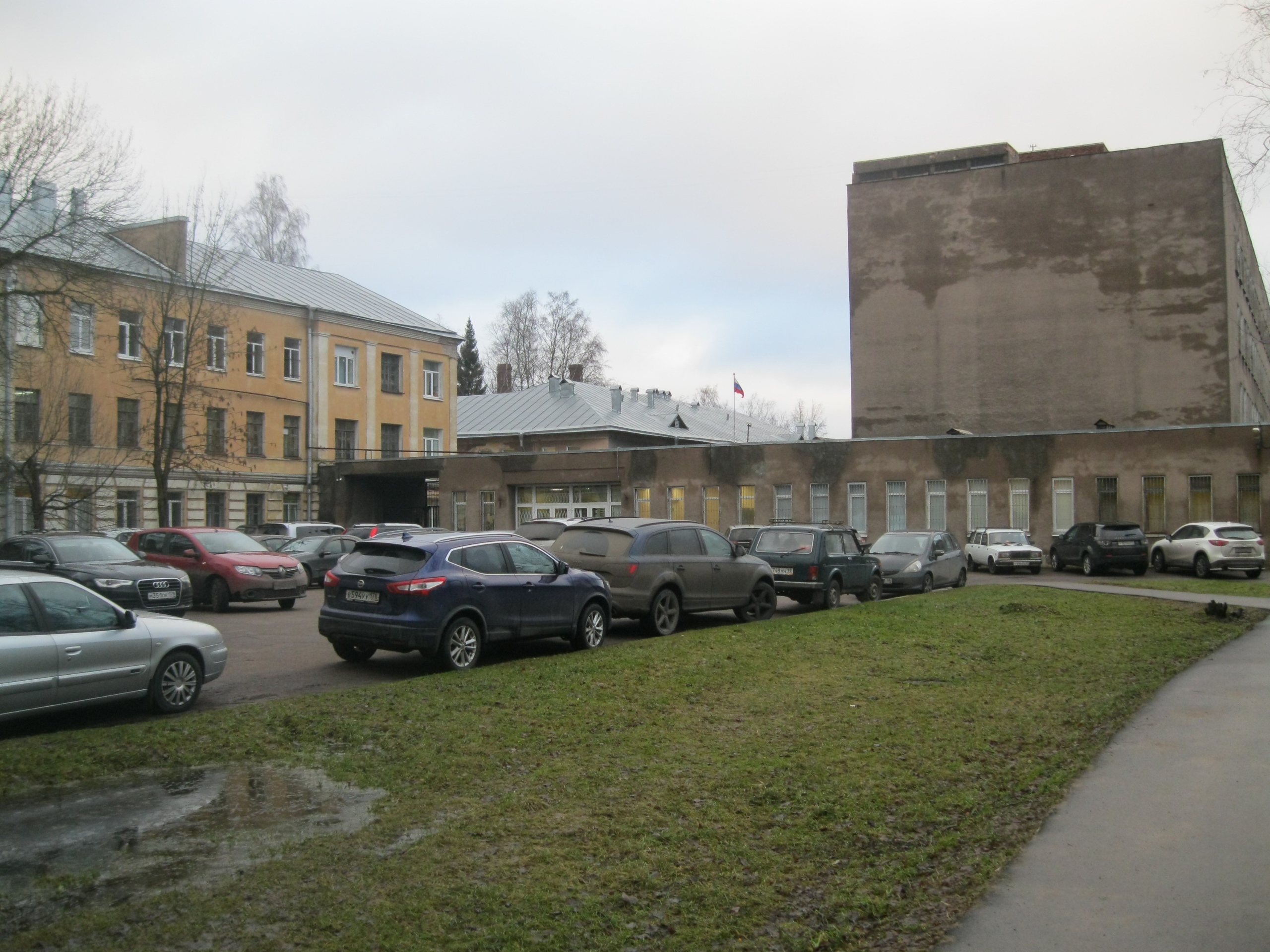 Корпус «Б» и главное здание с проходной (в одноэтажном здании в центре)